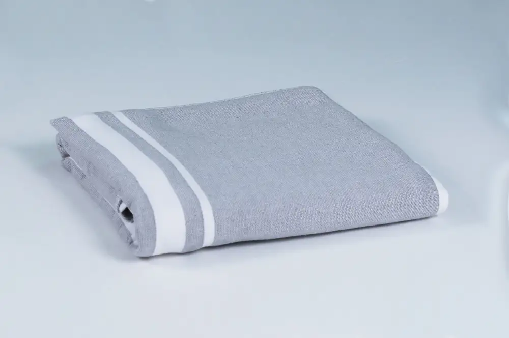 Fouta à rayures pour la piscine et la plage - sable